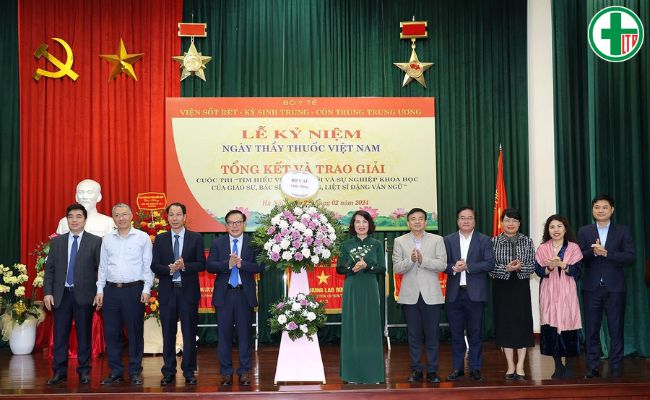 Thứ trưởng Bộ Y tế Nguyễn Thị Liên Hương tặng hoa chúc mừng NIMPE ngày 27/02